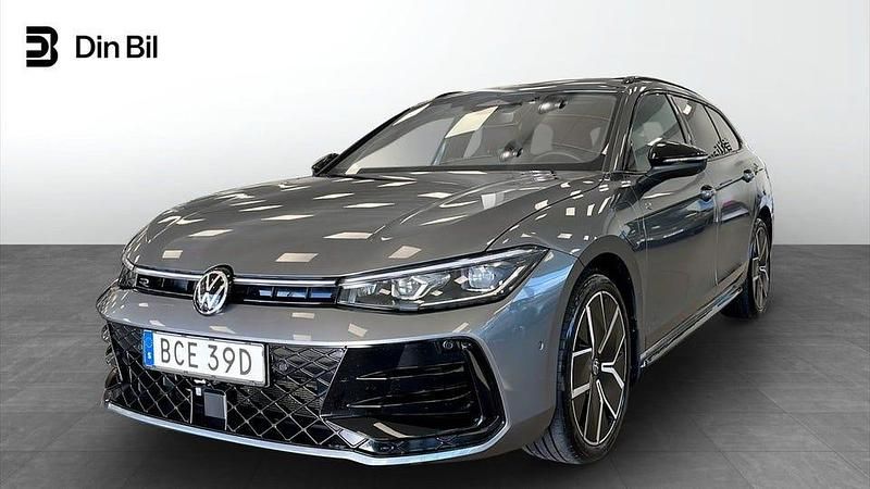 Mörkgrå (diabase grey metallic gre) Begagnad 2024 VW Passat R-line Kombi | 529 800 kr - Bild 1/4