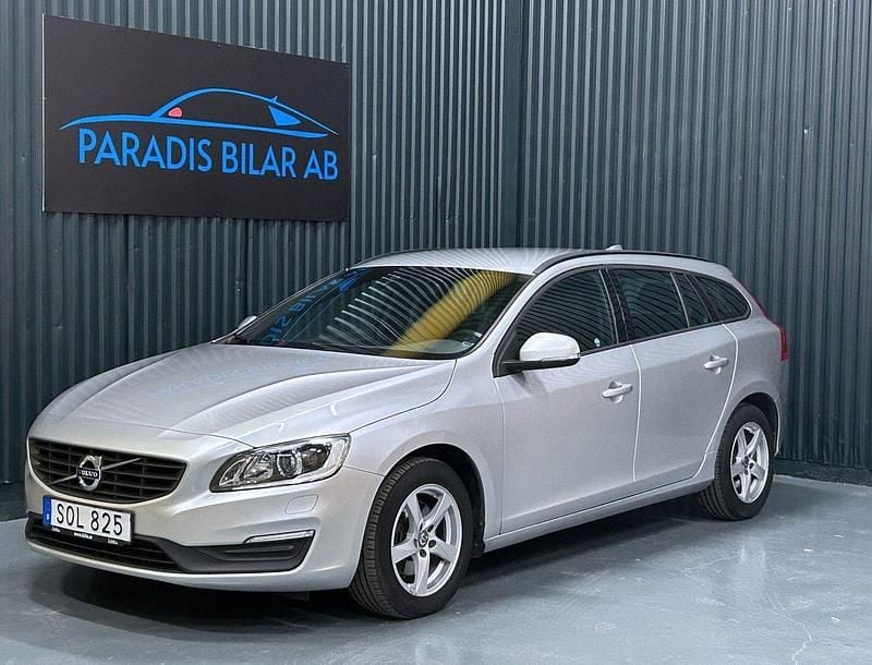 Silver Begagnad 2018 Volvo V60 Kinetic Kombi | 179 900 kr (Bra pris) - Bild 1/4
