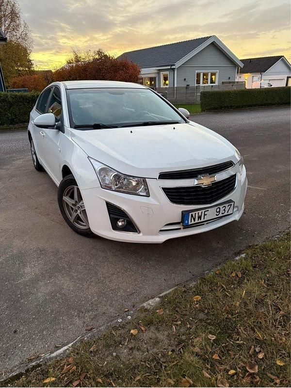 Vit Begagnad 2013 Chevrolet Cruze Halvkombi | 54 900 kr (Dyr) - Bild 1/4