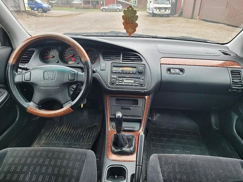 Begagnad Honda Accord 154 HK (113 kW) 2002 Silver Halvkombi