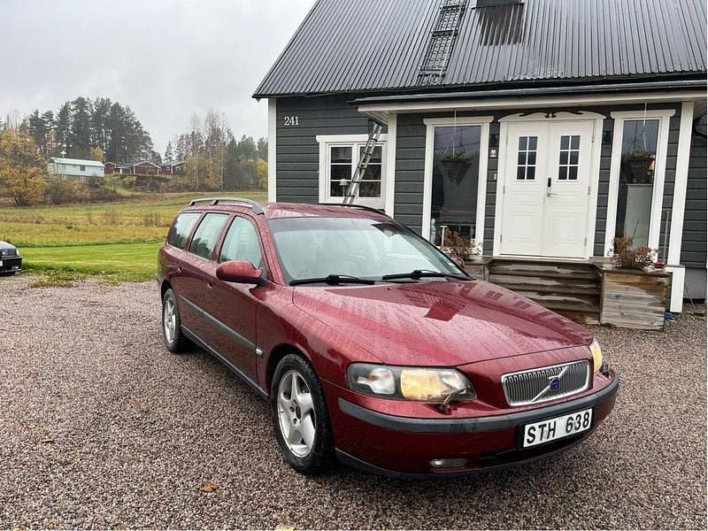 Röd Begagnad 2002 Volvo V70 Kombi | 22 000 kr (Marknadspris) - Bild 1/4