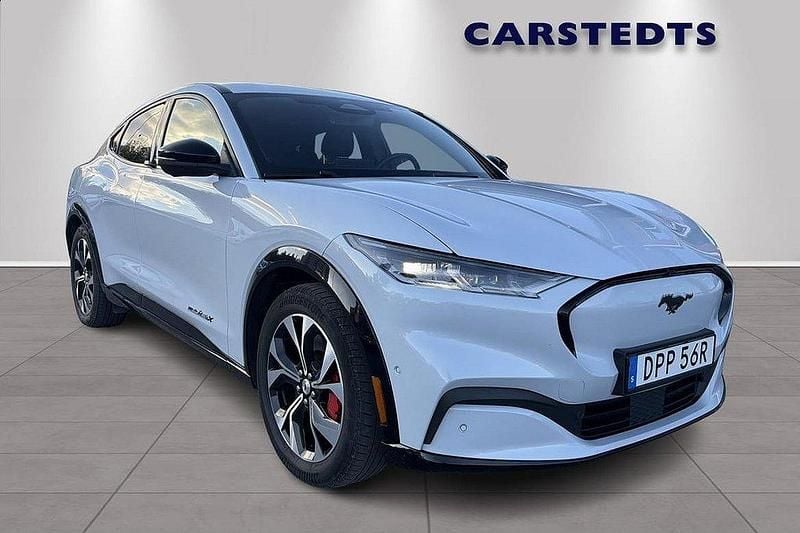 Vit Begagnad 2021 Ford Mustang Mach-E SUV | 379 900 kr (Lite dyr) - Bild 1/4