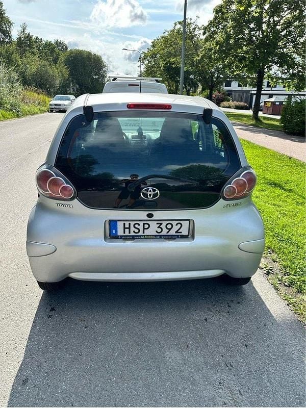 Silver Begagnad 2010 Toyota Aygo Halvkombi | 20 000 kr (Marknadspris) - Bild 1/4