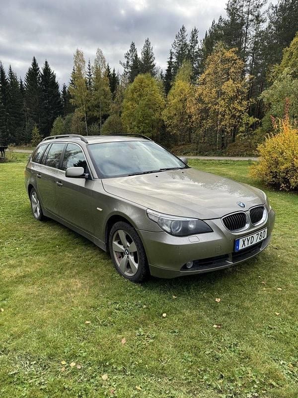 Grön Begagnad 2006 BMW 530 Kombi | 49 000 kr (Dyr) - Bild 1/4