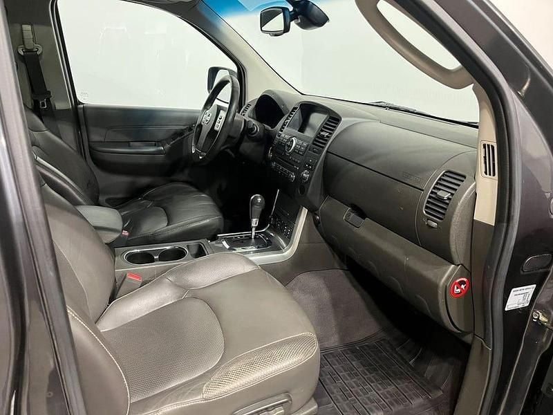 Begagnad Nissan Navara 231 HK (169 kW) 2011 Grå Pickup