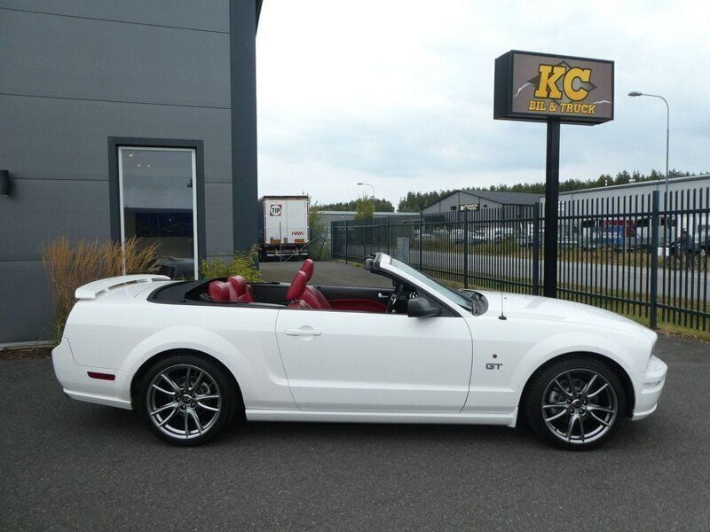 Vit Begagnad 2006 Ford Mustang GT Cab | 249 000 kr (Marknadspris) - Bild 1/4