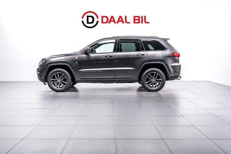 Grå Begagnad 2016 Jeep Grand Cherokee Trailhawk SUV | 259 700 kr (Marknadspris) - Bild 1/4