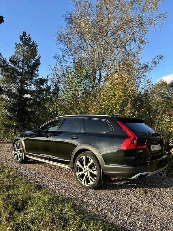 Svart Begagnad 2018 Volvo V90 CC Kombi | 269 000 kr (Marknadspris) - Bild 1/4