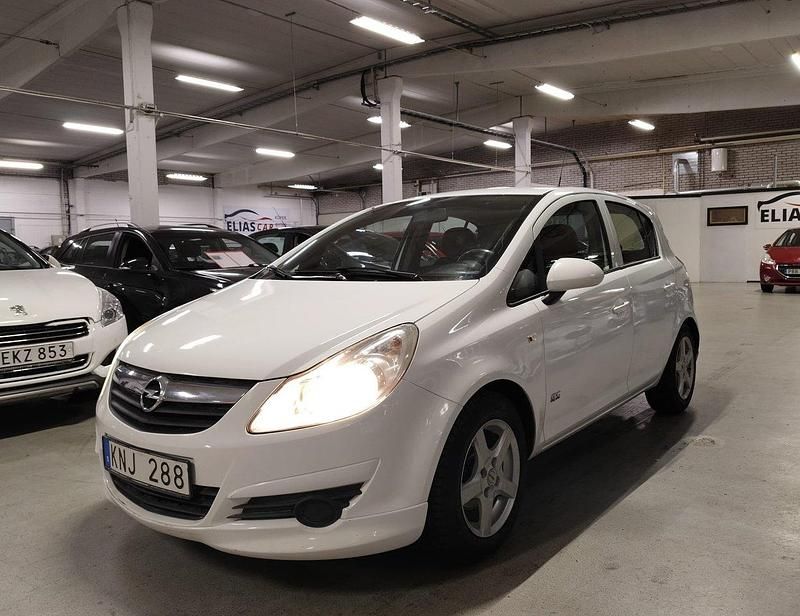 Vit Begagnad 2009 Opel Corsa Halvkombi | 34 900 kr (Marknadspris) - Bild 1/4
