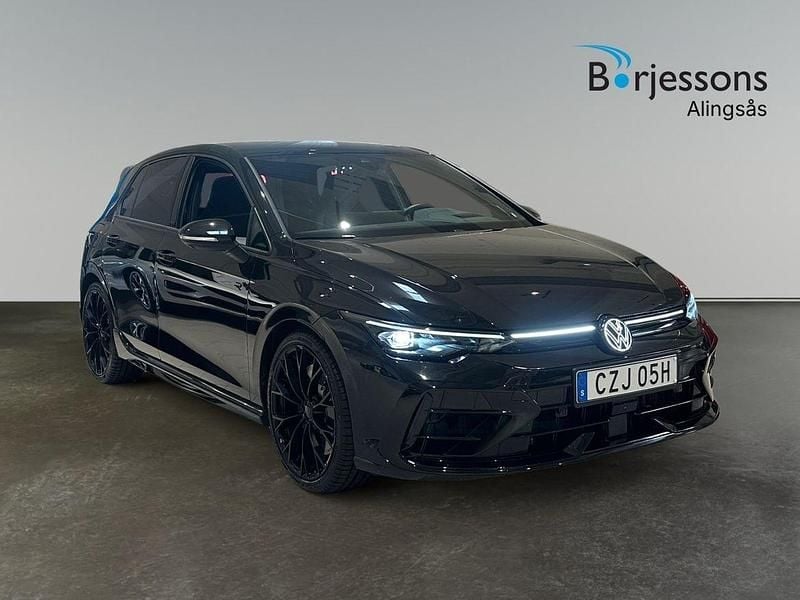 Svart Begagnad 2025 VW Golf VIII Black Edition Halvkombi | 549 900 kr - Bild 1/4