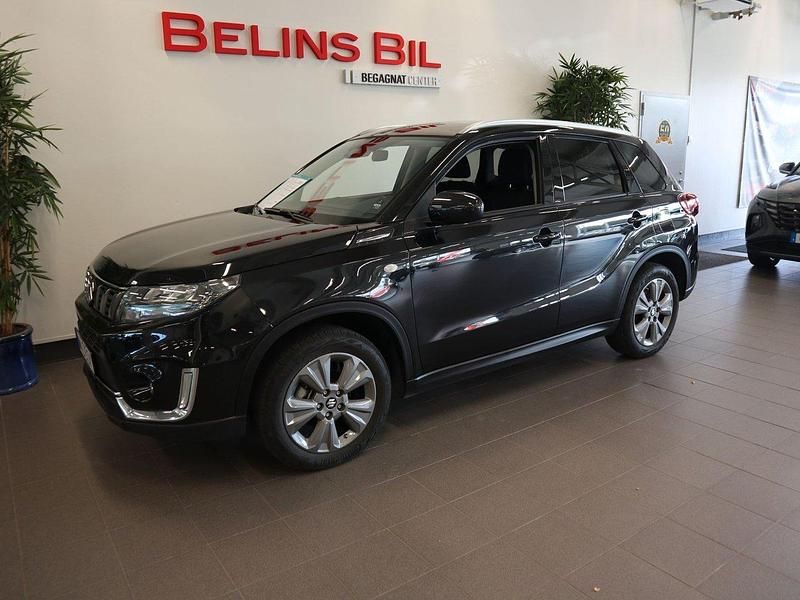 Svart Begagnad 2023 Suzuki Vitara SUV | 269 500 kr (Marknadspris) - Bild 1/4