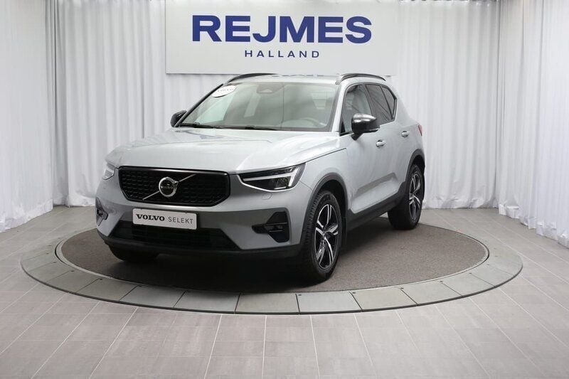 Grå Begagnad 2023 Volvo XC40 Plus SUV | 359 500 kr (Bra pris) - Bild 1/4