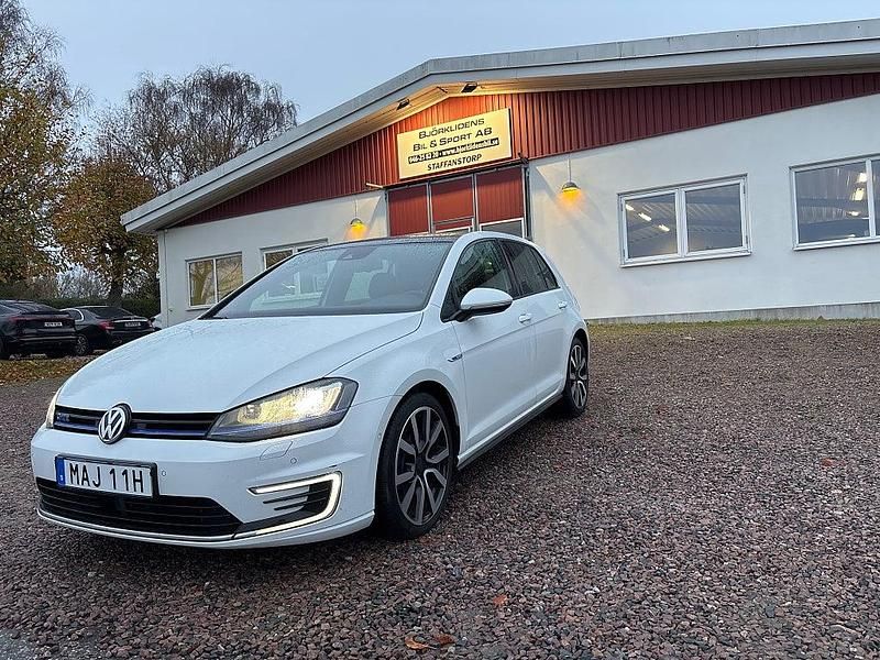 Vit Begagnad 2015 VW Golf VII GTE Halvkombi | 179 000 kr (Marknadspris) - Bild 1/2