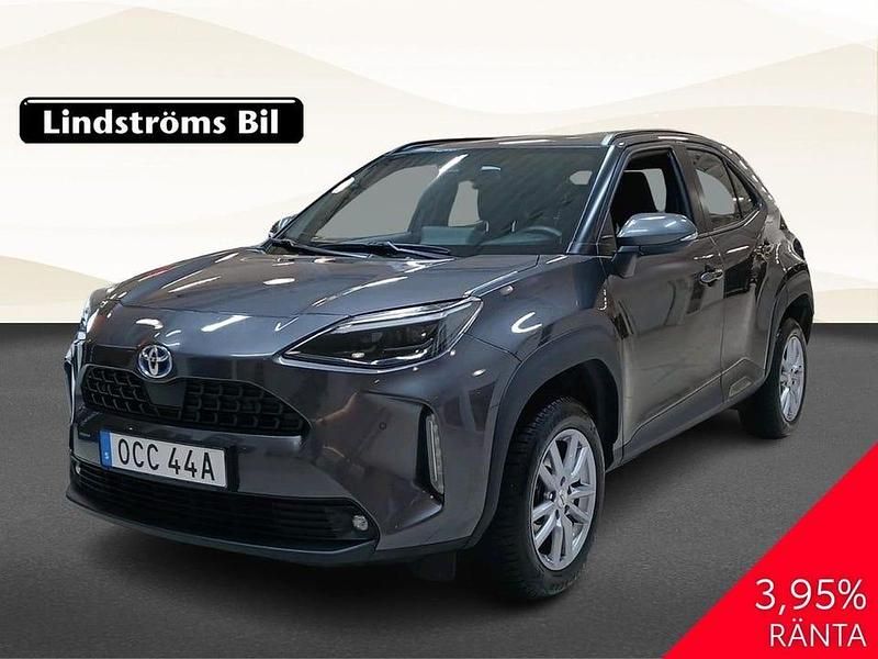 Grå Begagnad 2023 Toyota Yaris Hybrid Active | 279 900 kr (Lite dyr) - Bild 1/3