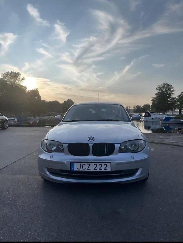 Grå Begagnad 2009 BMW 116 Halvkombi | 45 000 kr (Bra pris) - Bild 1/4