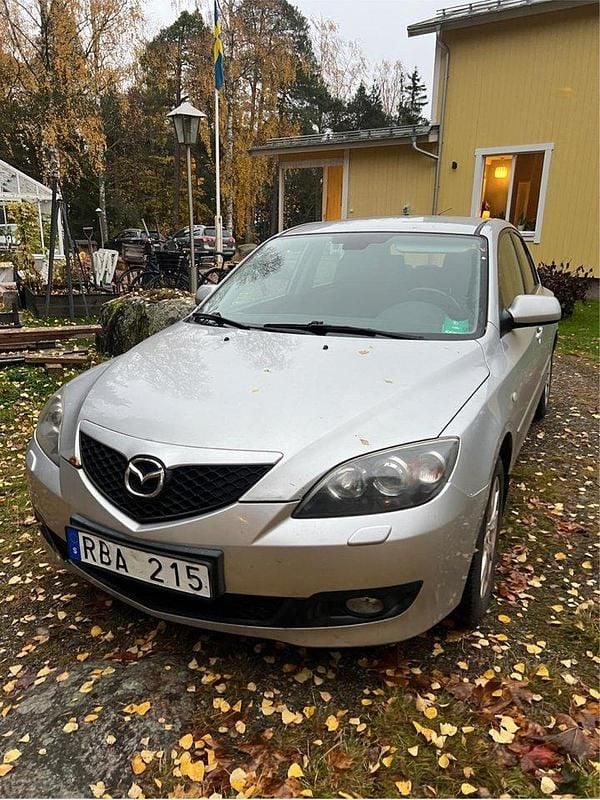 Grå Begagnad 2006 Mazda 3 Inclusive Halvkombi | 16 000 kr (Superpris) - Bild 1/4