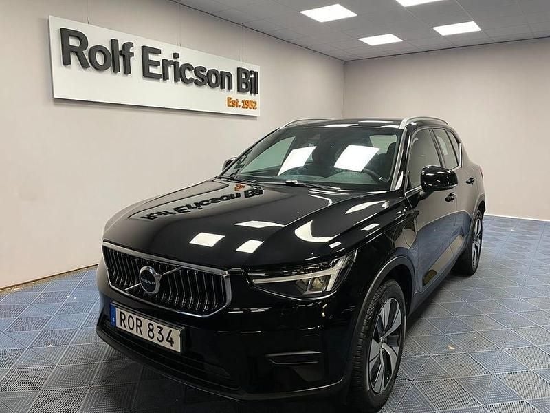 Svart Begagnad 2023 Volvo XC40 Core SUV | 359 500 kr (Marknadspris) - Bild 1/4