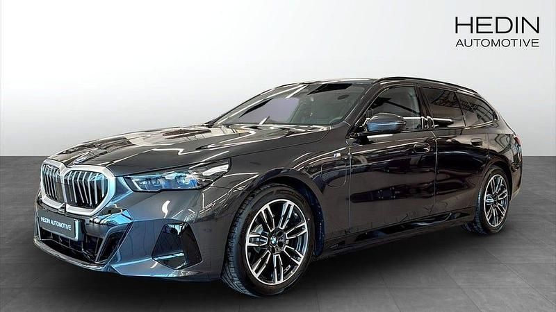 Grå Begagnad 2025 BMW 530 M Sport Kombi | 647 700 kr - Bild 1/4