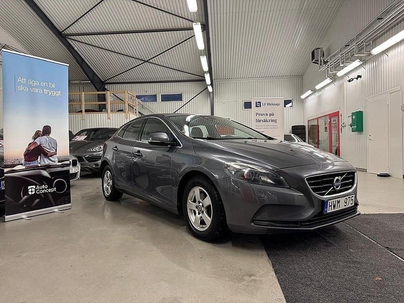 Grå Begagnad 2013 Volvo V40 Halvkombi | 74 900 kr (Marknadspris) - Bild 1/4