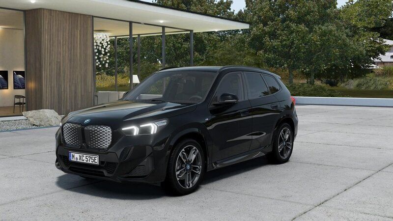 Svart Ny 2024 BMW iX1 M Sport SUV | 669 900 kr - Bild 1/4