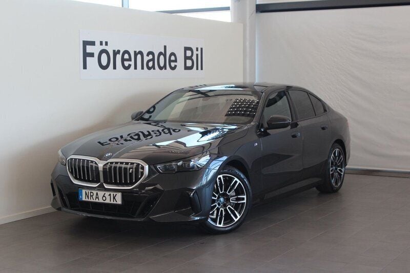 Grå Begagnad 2024 BMW i5 M Sport Sedan | 639 002 kr (Bra pris) - Bild 1/4