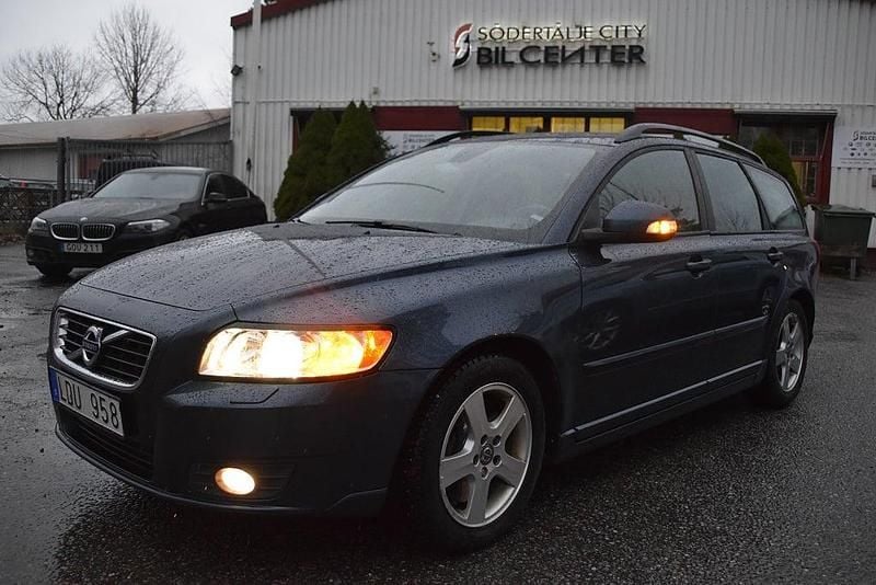 Blå met Begagnad 2010 Volvo V50 Momentum Kombi | 69 900 kr (Marknadspris) - Bild 1/4