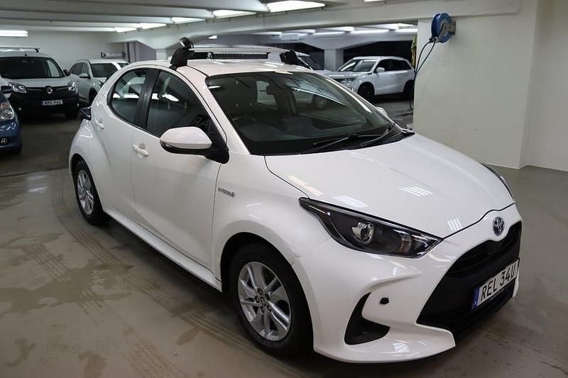 Begagnad Toyota Yaris Hybrid 116 HK (85 kW) 2021 Vit Halvkombi