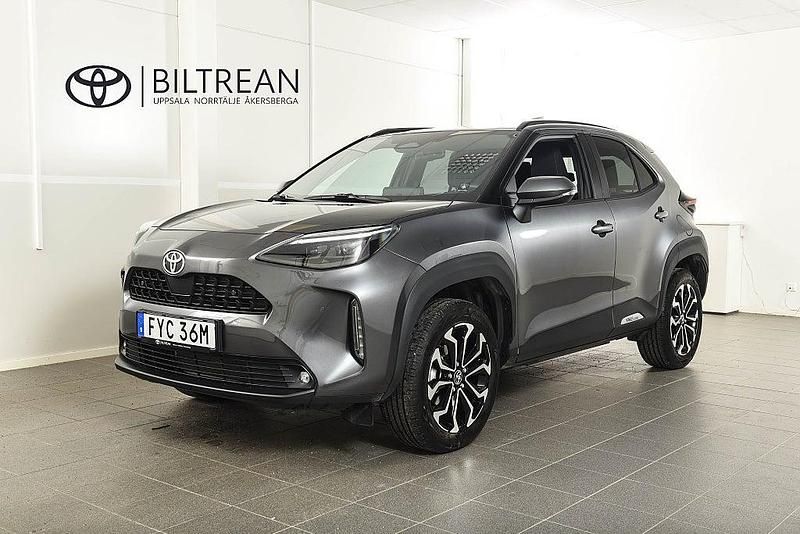 Mörkgrå Begagnad 2025 Toyota Yaris Cross Active SUV | 324 900 kr (Lite dyr) - Bild 1/4