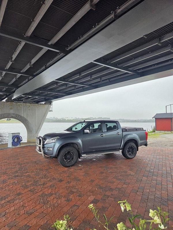 Grå Begagnad 2012 Isuzu D-Max Pickup | 129 900 kr - Bild 1/4