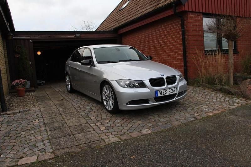 Grå metallic Begagnad 2006 BMW 325 Sedan | 55 000 kr (Marknadspris) - Bild 1/4