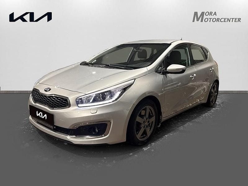 Grå Begagnad 2017 Kia Ceed Halvkombi | 139 000 kr (Dyr) - Bild 1/4
