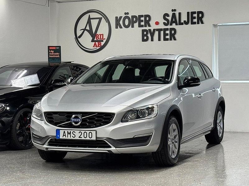 Silver Begagnad 2015 Volvo V60 CC Momentum Kombi | 129 900 kr (Lite dyr) - Bild 1/4