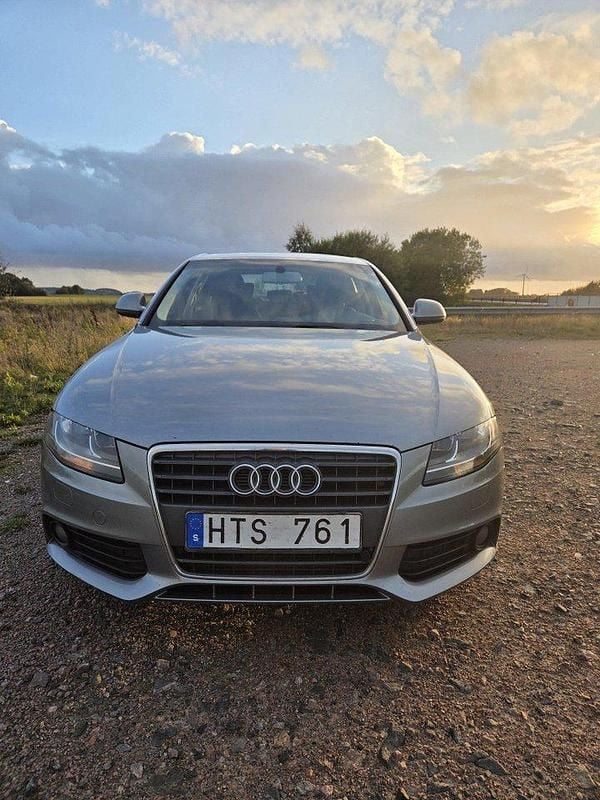 Grå Begagnad 2009 Audi A4 Comfort Sedan | 52 000 kr (Marknadspris) - Bild 1/4