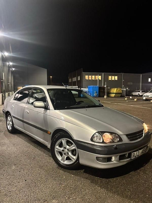 Begagnad 2000 Toyota Avensis Sedan | 27 900 kr (Dyr) - Bild 1/4
