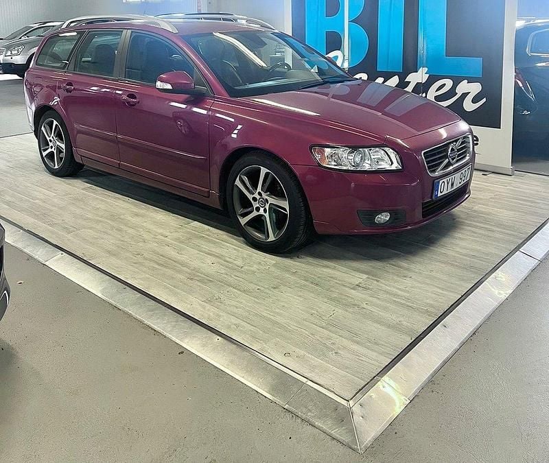 Röd Begagnad 2011 Volvo V50 Momentum Kombi | 49 000 kr (Marknadspris) - Bild 1/4