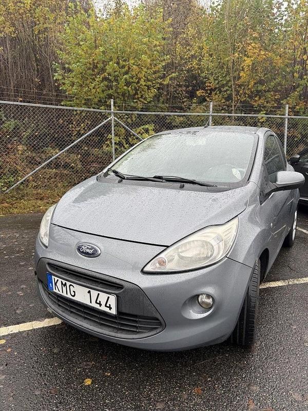 Grå Begagnad 2009 Ford Ka Titanium Halvkombi | 31 000 kr (Marknadspris) - Bild 1/4