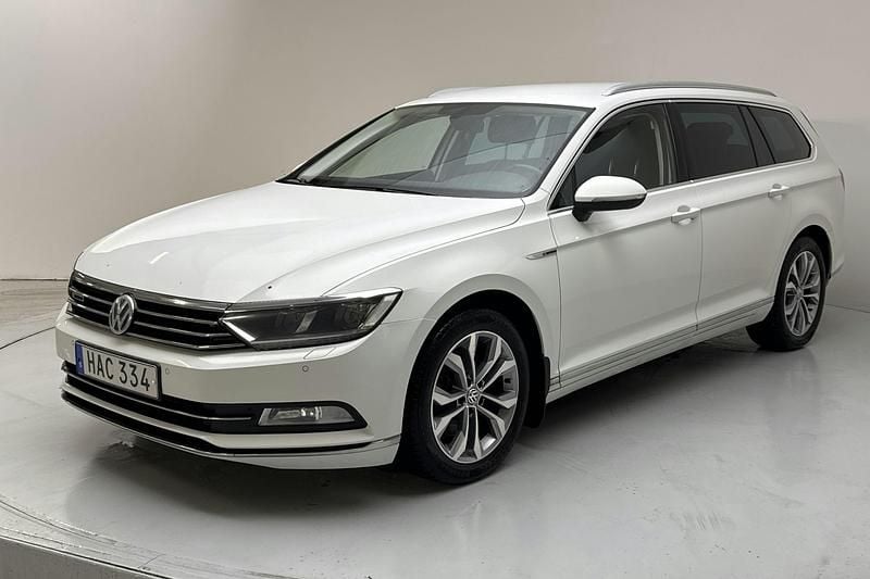 Vit Begagnad 2016 VW Passat Sedan | 120 000 kr (Marknadspris) - Bild 1/4