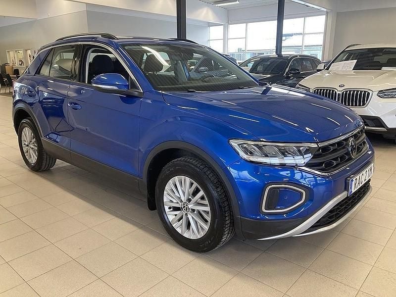 Ravenna blue metallic Begagnad 2023 VW T-Roc SUV | 209 000 kr (Bra pris) - Bild 1/4
