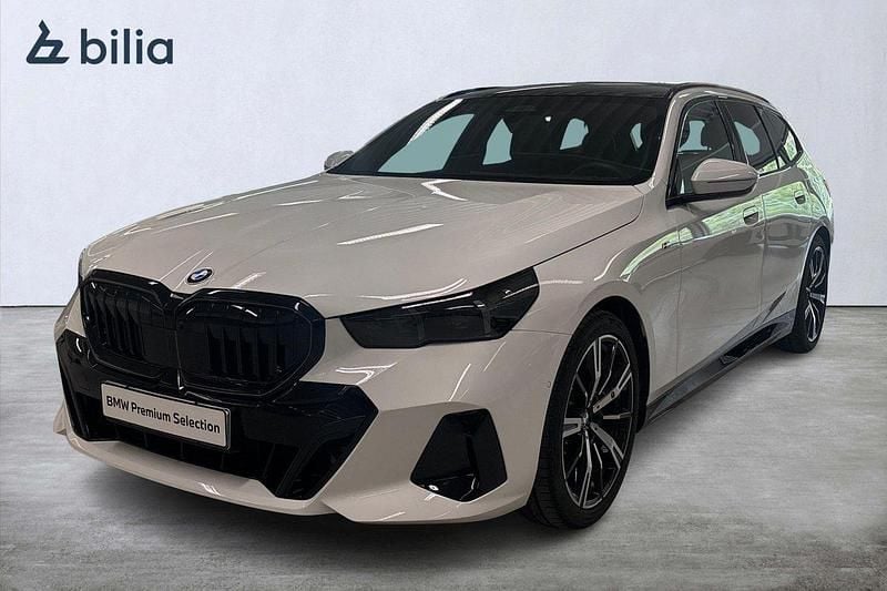 Vit Begagnad 2024 BMW 520 M Sport Kombi | 689 900 kr - Bild 1/3