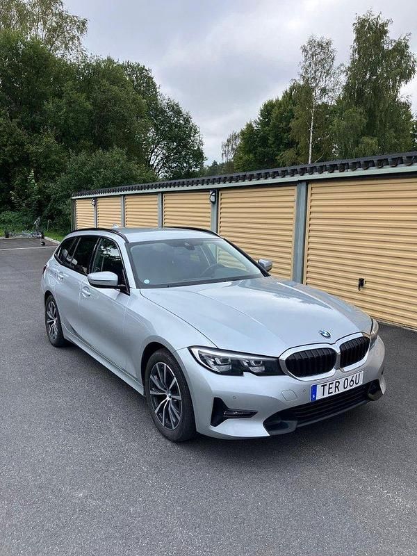 Silver Begagnad 2020 BMW 320 Sport Line Kombi | 290 000 kr (Bra pris) - Bild 1/4