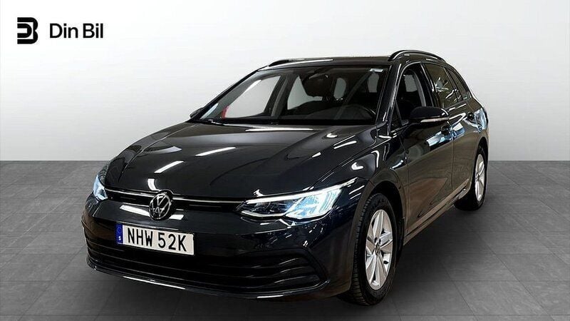 Grå (urano grey) Begagnad 2022 VW Golf VIII Kombi | 254 800 kr (Marknadspris) - Bild 1/4