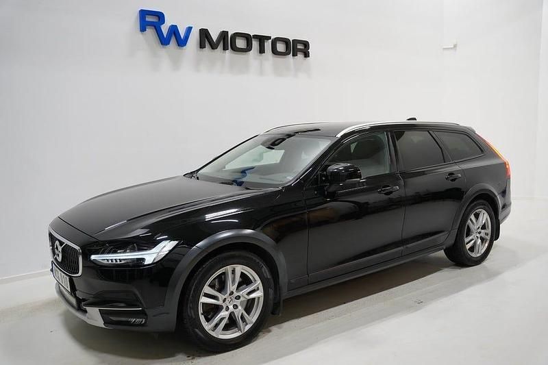 Svart Begagnad 2017 Volvo V90 CC Momentum Kombi | 189 800 kr (Marknadspris) - Bild 1/4