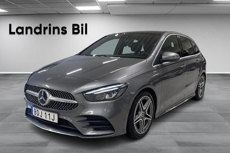 Mörkgrå (grå) Begagnad 2019 Mercedes B180 AMG line Minibuss | 269 000 kr (Dyr) - Bild 1/4