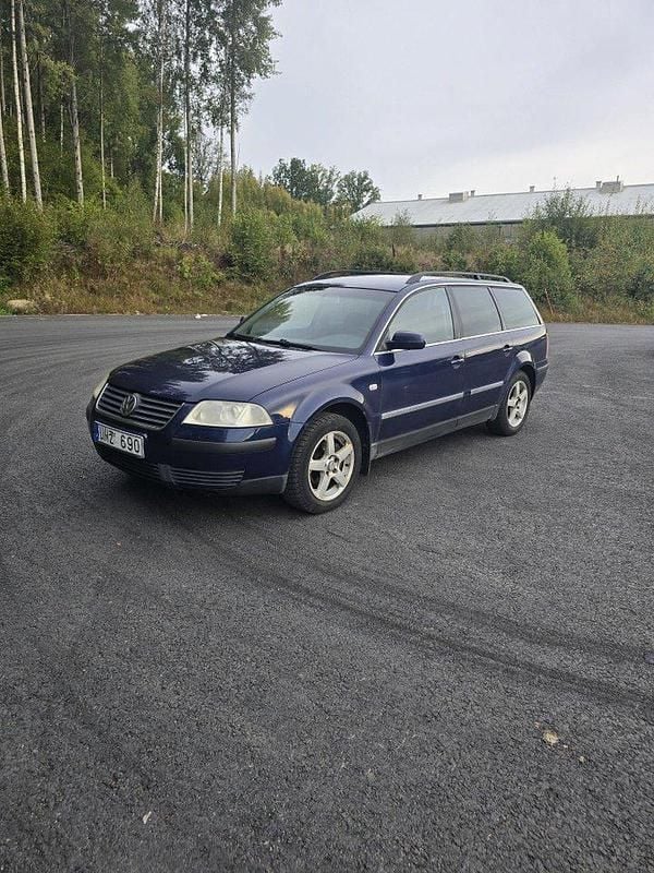 Blå Begagnad 2003 VW Passat Trendline Kombi | 14 500 kr (Marknadspris) - Bild 1/4