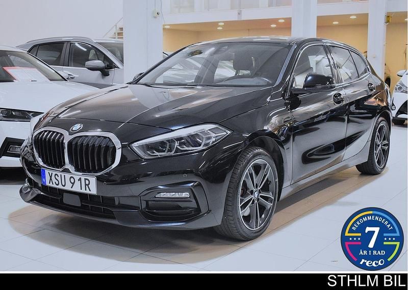 Svart Begagnad 2022 BMW 118 Sport Line Halvkombi | 274 900 kr (Lite dyr) - Bild 1/4