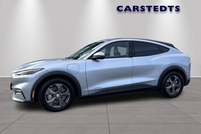 Grå Begagnad 2022 Ford Mustang Mach-E Standard Range SUV | 389 900 kr (Marknadspris) - Bild 1/4