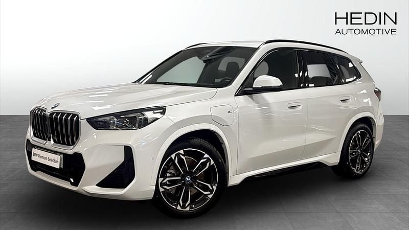 Vit (white) Begagnad 2025 BMW X1 M Sport SUV | 568 700 kr (Dyr) - Bild 1/4