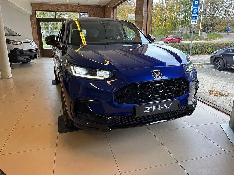 Mörkblå Ny 2024 Honda ZR-V Sport SUV | 394 800 kr (Marknadspris) - Bild 1/4