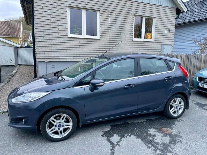 Grå Begagnad 2015 Ford Fiesta Titanium Halvkombi | 49 900 kr (Marknadspris) - Bild 1/4