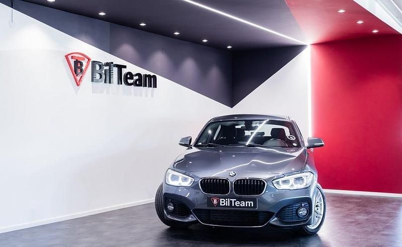 Grå Begagnad 2017 BMW 118 M Sport Halvkombi | 169 900 kr (Marknadspris) - Bild 1/4